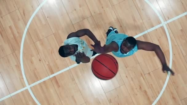 Långsam rörelse av afrikansk-amerikanska basketspelare träning i gymmet — Stockvideo