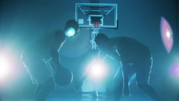 Afroamerikanska idrottare tävlar i basket i slow motion — Stockvideo