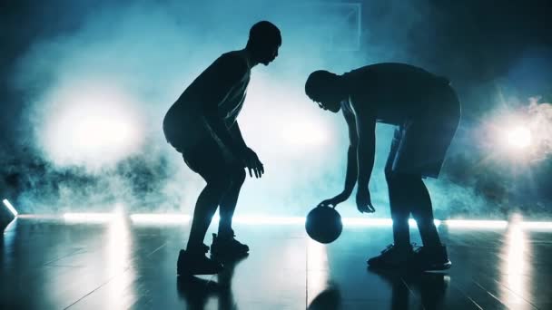 Movimiento lento de dos deportistas compitiendo por un baloncesto — Vídeos de Stock