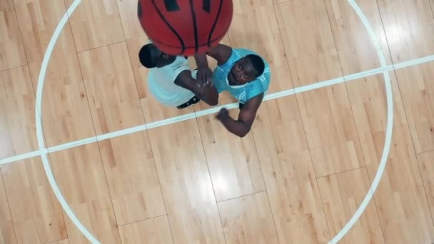 Movimento lento de jogadores de basquete reunindo a bola em um salto — Vídeo de Stock