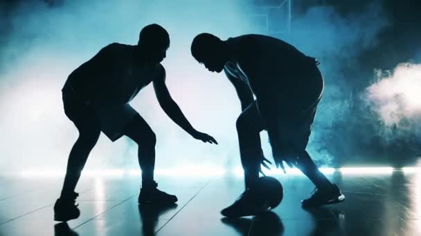 Atletas afro-americanos estão competindo por um basquete no escuro — Vídeo de Stock