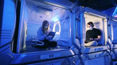 Bir kapsül otelinin bitişik odalarında bir adam ve bir kız vardı.