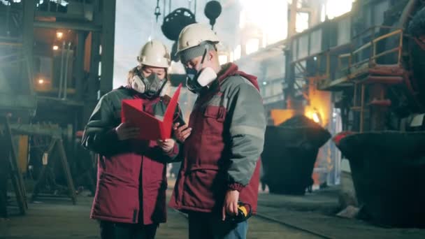 Los colegas están hablando en la unidad metalúrgica de la fábrica. Equipo de fábrica metalúrgico, concepto de industria metalúrgica. — Vídeo de stock