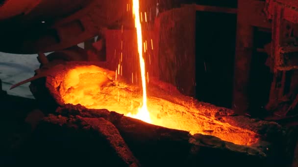 Поток расплавленного металла вызывает искры во время переливания. Оборудование металлургического завода, концепция металлургической промышленности. — стоковое видео