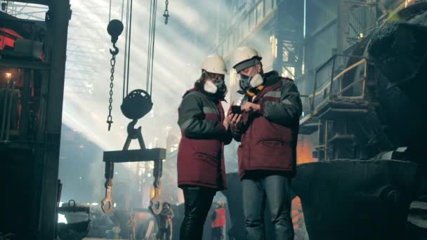 Steel workers are discussing plans at the metallurgical factory — Stock Video