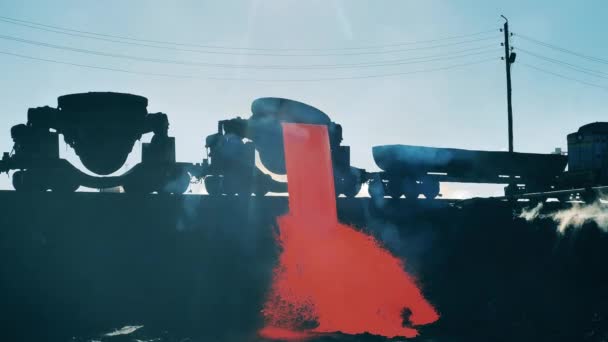 Z průmyslových nádrží se vypouští roztavený kov — Stock video