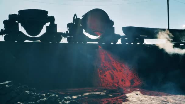 Depósitos de vagones con cobre fundido que se descargan de ellos — Vídeo de stock