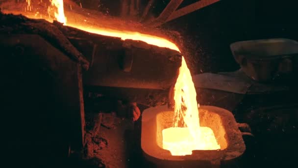 Equipo de fábrica metalúrgico, concepto de industria metalúrgica. Tanque industrial se está llenando de cobre fundido — Vídeos de Stock