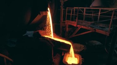 Erimiş bakır eritme ekipmanlarından akıyor.