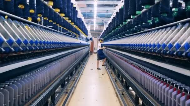 La trabajadora está inspeccionando los hilos en la unidad de fábrica textil — Vídeo de stock