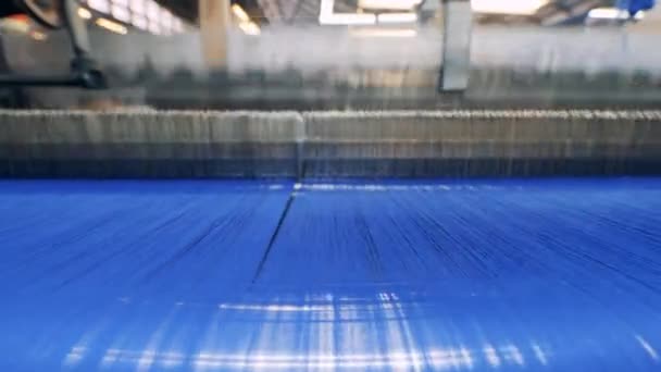 Mecanismo de fábrica está tejiendo con hilos azules — Vídeo de stock