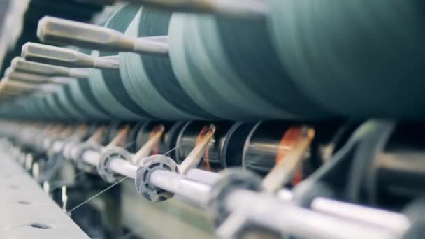 Gedetailleerde weergave van een weefmachine aan het werk — Stockvideo