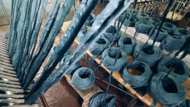Factory mechanism is colouring and washing yarn — Stock Video