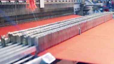 Fabrika mekanizması kumaş dokuyor.