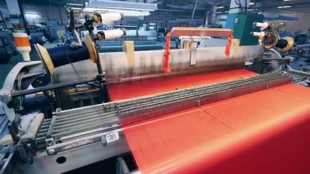 Unidade de fábrica têxtil com uma máquina de tecelagem no trabalho — Vídeo de Stock