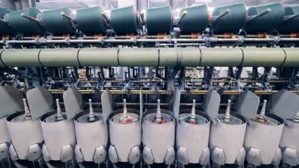 Линия по производству тканей на текстильной фабрике — стоковое видео