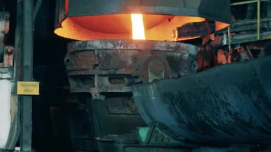 Eriyen ocaktan erimiş bakır dökülüyor.