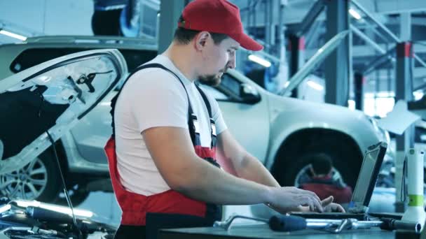 Manlig bilmekaniker på jobbet i en bilverkstad — Stockvideo
