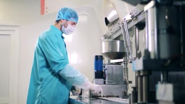 Le pharmacien trie les capsules dans l'unité d'usine — Video