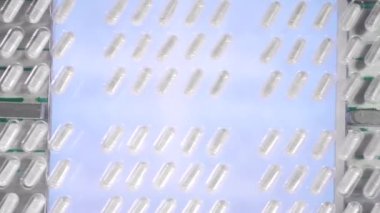 Taşıyıcı kayışında kapsülleri olan su toplayıcı paketlerinin üst görünümü