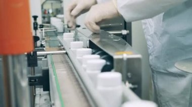 Taşıyıcı boyunca hareket ederken küçük küvetler ayarlanıyor