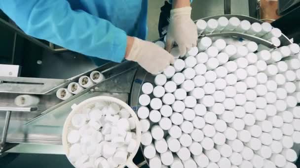 Linea di produzione di fabbrica farmaceutica. Vista dall'alto di vasche pillola ottenere messo nel teletrasporto — Video Stock