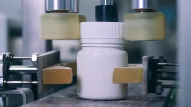 Taşıyıcı makine küçük plastik tüpleri mühürlüyor.