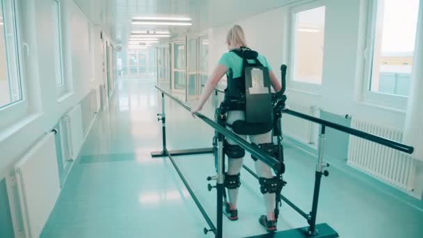 Une femme marche dans l'exosquelette sans aide — Video