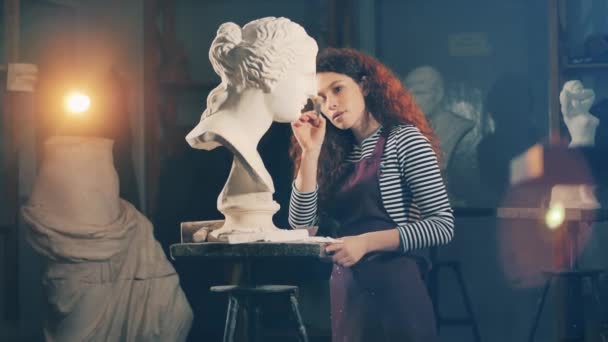 Vrouwelijke kunstenaar is zorgvuldig borstelen van een gips sculptuur. Creativiteit, inspiratie, verbeelding. — Stockvideo