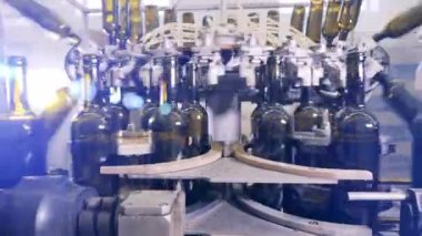 Şarap fabrikasında üretim hattını şişelemek.