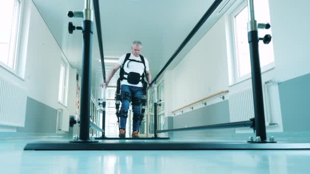 Un homme utilise l'exosquelette pour pratiquer la marche — Video