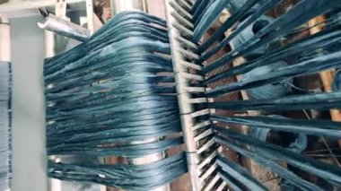 Esneyen ve çamaşır yıkayan bir fabrika makinesinin üst görüntüsü