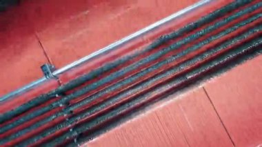 İpliklerle çalışan bir dokuma makinesinin üst görünümü