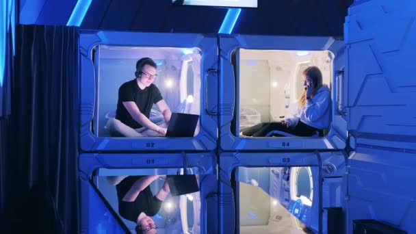 Giovani nelle camere vicine di un capsule hotel — Video Stock