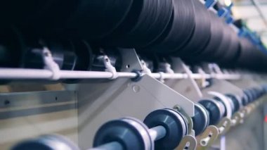İpliklerin kapanışı makaralar arasında kayıyor