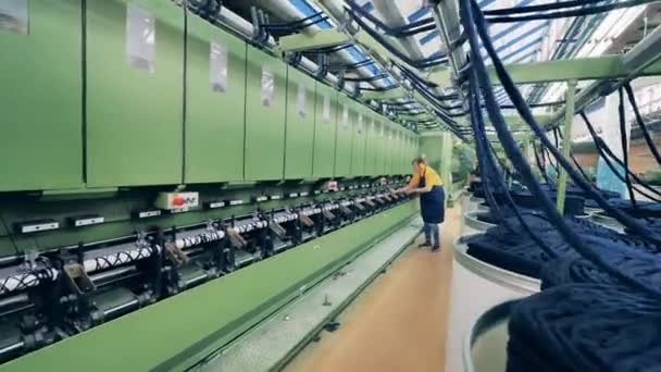 Trabajador de la planta textil está etiquetando hilos — Vídeo de stock