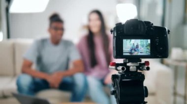 Kamera stüdyoda genç bir çifti çekiyor. Çevrimiçi vlog, video kaydeden blogcular, çevrimiçi yayın kavramı.