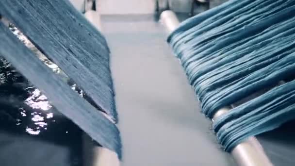 Stoffstränge werden von einer Fabrikmaschine gewaschen — Stockvideo