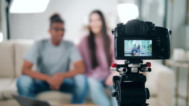 La cámara está filmando a una joven pareja en el estudio. Vlog en línea, bloggers grabación de vídeo, concepto de streaming en línea. — Vídeos de Stock