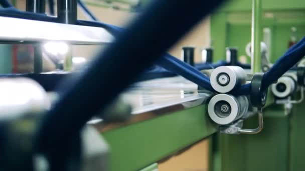 Механічні котушки з кольоровою ниткою, що проходить через них — стокове відео