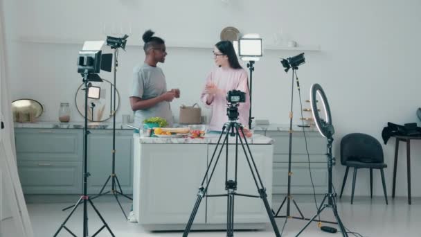 Junge Männer und Frauen reden über Lebensmittel, während sie gefilmt werden. Online Vlog Konzept, Online Streaming Konzept. — Stockvideo