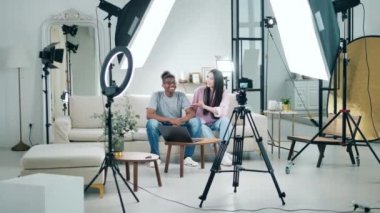 Çevrimiçi vlog, blogger kayıt videoları, çevrimiçi yayın kavramı. Neşeli bir çift genç kamerayla konuşuyor.