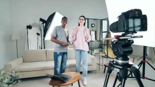 Afrikalı Amerikalı bir adam ve genç bir bayanla video stüdyosu. Çevrimiçi vlog, video kaydeden blogcular, çevrimiçi yayın kavramı. — Stok video