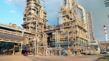 Petrol rafinerisinin büyük inşaatı.