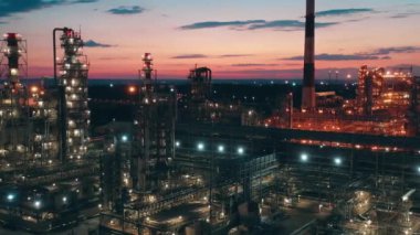 Petrol rafineri fabrikası. Elektrik ışıkları gün batımında çekiliyor.