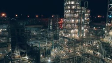 Geceleri petrol rafinerisinin aydınlatılmış yapıları