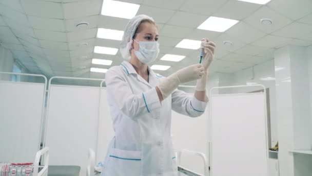 Νοσοκομειακή μονάδα με γιατρό που γεμίζει μια σύριγγα πριν τον εμβολιασμό — Αρχείο Βίντεο