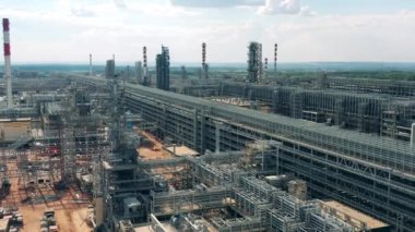 Petrol rafinerisi fabrikasının açık hava binası.