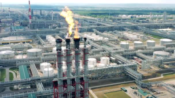 Instalações da refinaria de petróleo filmadas ao ar livre — Vídeo de Stock