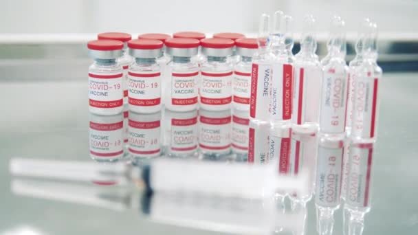 Medical table with covid-19 vaccines in ampoules — Stock Video